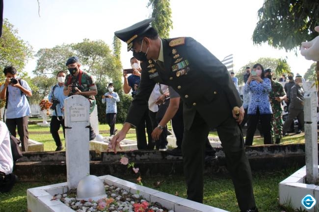 Pangdam XII/Tpr Ikuti Ziarah Peringatan HUT ke-65 Pemprov. Kalbar