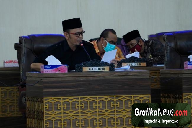 M. Tauhid, SIP Ketua DPRD Kabupaten Lombok Tengah Memimpin Rapat Paripurna Penyampaian LKPJ Kepala Daerah Kabupaten Lombok Tengah 2019. 