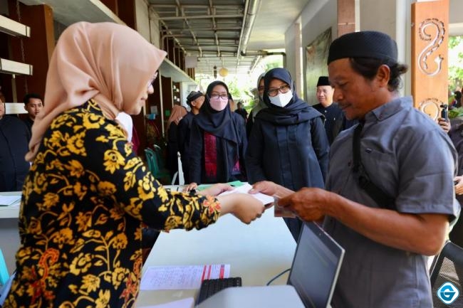  Genjot Ekonomi Arus Bawah, Banyuwangi Kembali Salurkan Bantuan Untuk Warung Kecil 