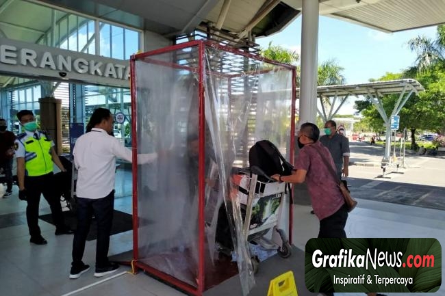 Bilik Disinfektan di Bandara Internasional Lombok Guna Pencegahan dan Antisipasi Covid-19. 