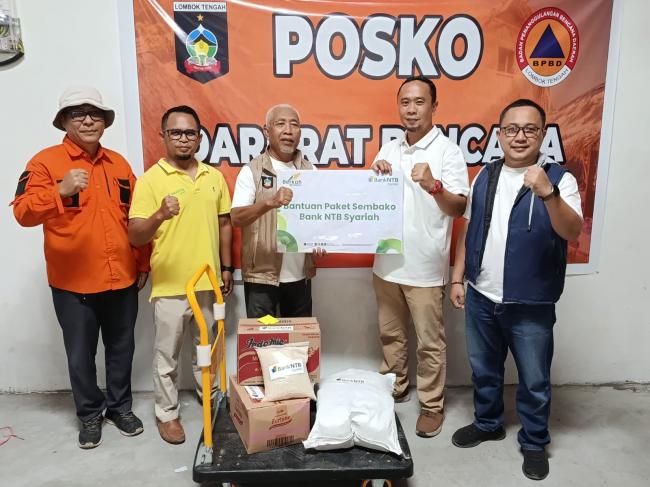 Tanggap Bencana Kebakaran Desa Adat Sade, Bank NTB Syariah Salurkan Bantuan Air Bersih dan Paket Sembako