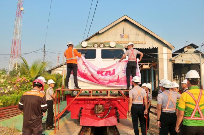 Gandeng Railfans dan PPI, Daop 7 Madiun Hias Lokomotif Dengan Tematik Kemerdekaan