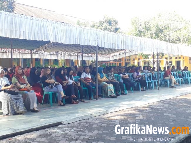 Para Wali Murid Yang Hadir Dalam Acara Pengambilan Raport di SMPN 1 Mataram