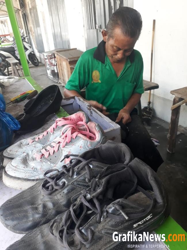 Potret Tukang Sol Sepatu Ditengah Hiruk Pikuk Ibukota Mataram