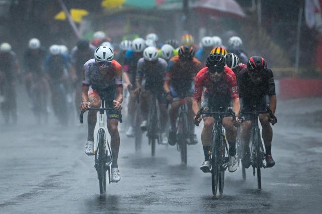 Guyuran Hujan Deras Pada Etape 3 Jadi Tantangan tersendiri Bagi Peserta Tour De Banyuwangi Ijen 2025