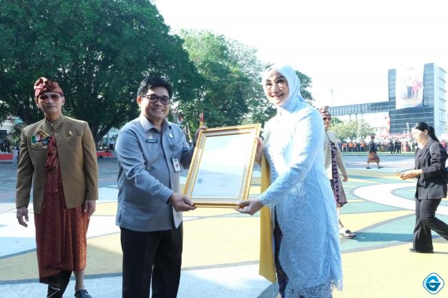 Kanwil Kemenkum NTB Hadir dalam HUT ke-33 Kota Mataram, Serahkan Sertifikat Kekayaan Intelektual dan Paralegal