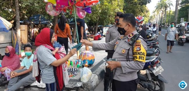 Kabag Ops Polres Mataram Polda NTB Bagikan Masker dan Sosialiasi Protokol Kesehatan di Taman Udayana