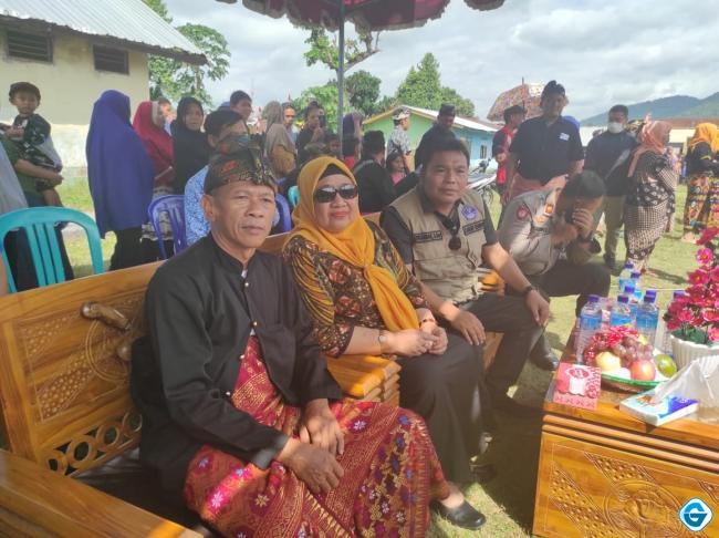 Meriahkan HUT RI ke-77, Wabup Hj. Sumiatun Lepas Ribuan Peserta Karnaval Budaya Nusantara di Kuripan
