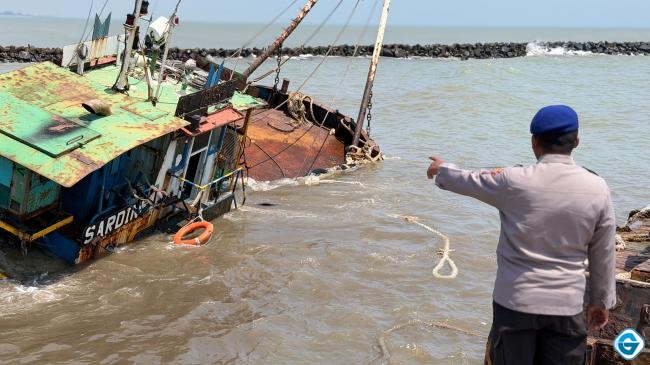 Kapal Tunda Sarden Kandas di Dermaga Batang, Polairud: Tidak Ada Korban Jiwa