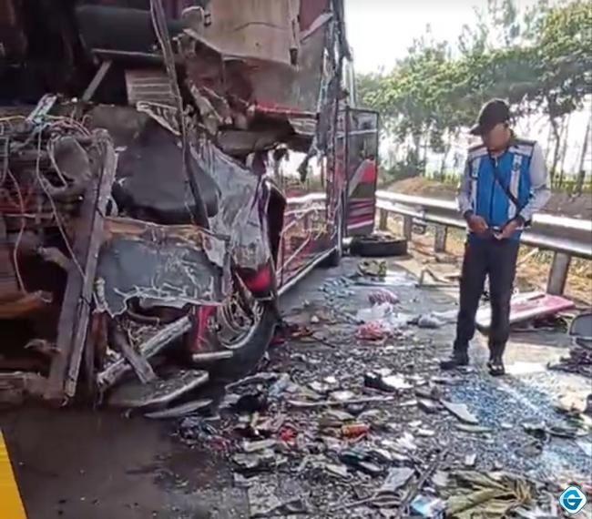 Bus Tabrak Truk Mogok di Tol Ngawi-Solo, Tiga Orang Tewas