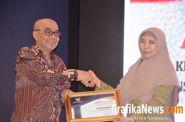 Sekretaris Daerah Kab.  Lombok Barat H. Moh. Taufiq menerima Penghargaan Langsung Dari Wakil Gubernur NTB Hj. Rohmi Djalillah
