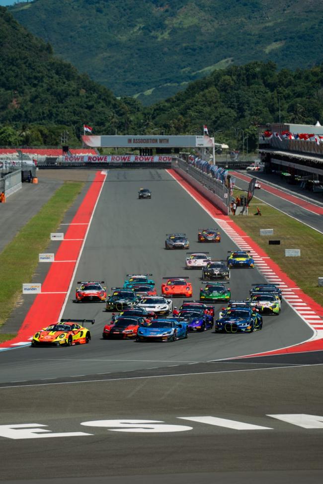 Hasil Race 2 GT World Challenge Asia Mandalika: Porsche Berjaya, Sean Gelael Alami DNF