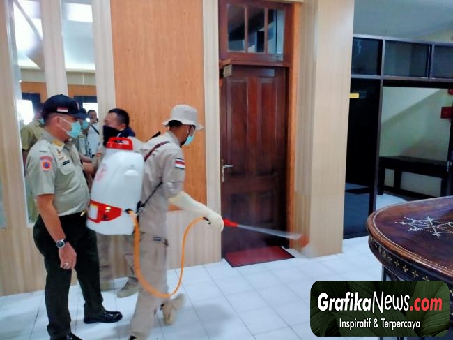 Penyemprotan disinfektan di kantor walikota Mataram