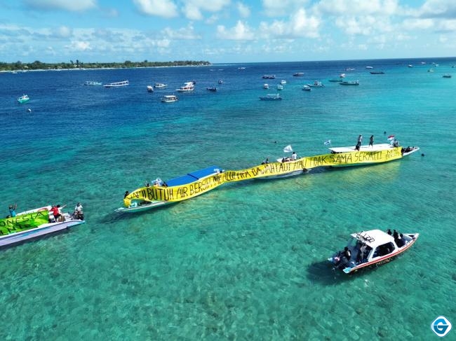 Warga Gili Meno Bentangkan Spanduk Menolak Produksi Air SWRO PT TCN