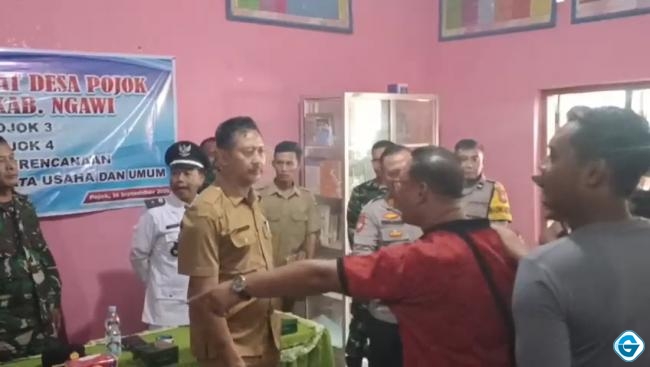 Ricuh Saat Pelantikan Perangkat Desa Pojok, Warga Tuntut Penundaan