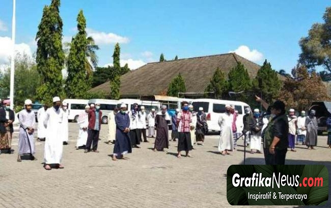 Bupati Lombok Tengah H. Moh Suhaili, FT melepas 63 Jamaah Klaster Gowa Ke Kampung Halaman Masing-masing. 