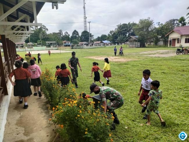 Ajarkan Peduli Lingkungan Sejak Dini, Satgas Pamtas Yonif Mekanis 643/Wns Bersama Murid SD Bersihkan Sekolah Di Perbatasan.