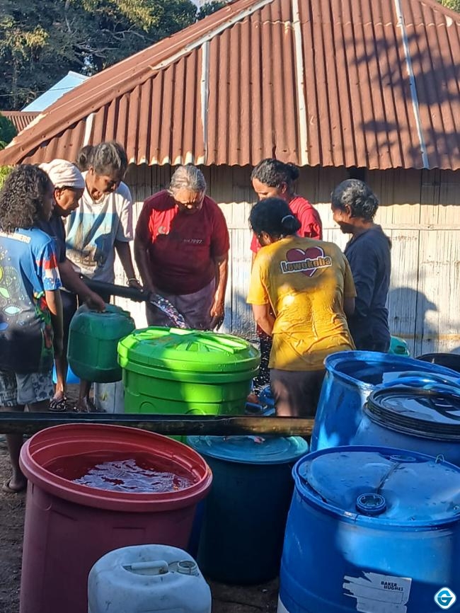 Foto: Masyarakat Lewokoba, Desa Atakore, berkumpul mengisi gentong saat air bersih mulai mengalir dan menjangkau permukiman mereka.