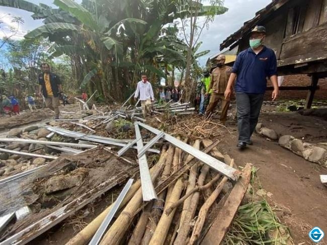 Dompu Dilanda Banjir, Gubernur NTB Tinjau Lokasi dan Menyerahkan Bantuan