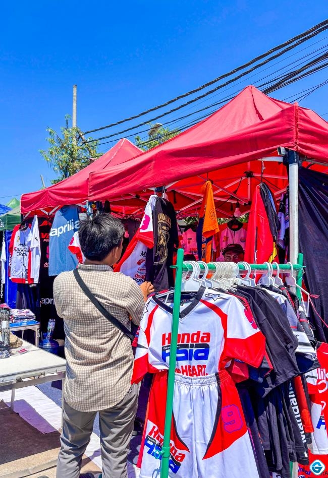 MotoGP Mandalika 2026, Merchandise Veda Ega Pratama dan Marc Marquez Diminati Pembeli