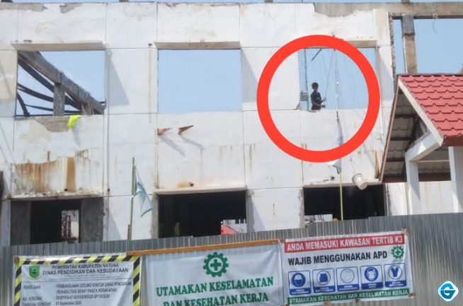 Spanduk Wajib APD Terpampang di Proyek Gedung Disdik Natuna, Kepatuhan K3 Jadi Sorotan