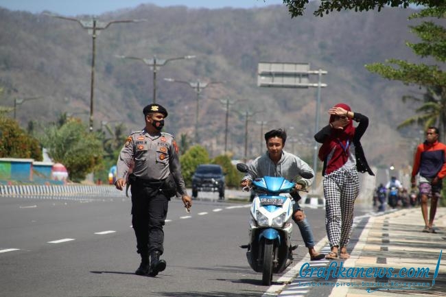 TNI-Polri All Out Back Up Penegakan Perda NTB No 7 Tahun 2020 di Lombok Barat