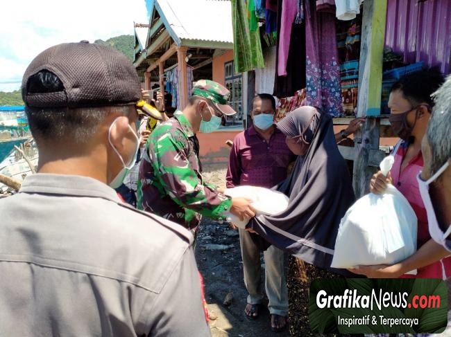 Di tengah Pandemi Covid-19, Sinergitas TNI-Polri Kabupaten Sumbawa Bagi Sembako ke Warga.