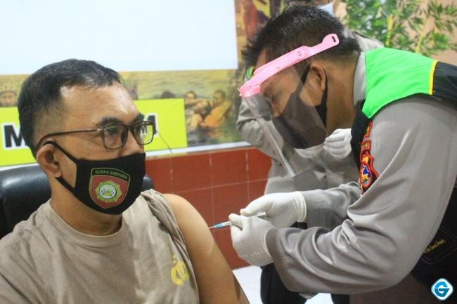 Personel Polresta Mataram Jalani Vaksinasi Covid-19 Tahap Pertama.