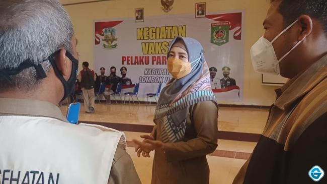  Tinjau Vaksinasi Pelaku Pariwisata di Lombok Utara, Wagub Tekankan Vaksin Lansia, Kapolres Siap Membantu