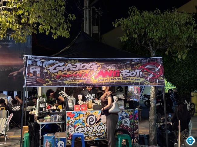 Banner "Anti Boti" Gajog Keopi Panaskan Ngawi, Demi Ruang Publik Aman atau Diskriminasi Visual?