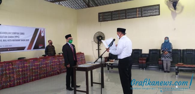 Salah satu anggota PPS Membaca fakta integritas dihadapan Ketua KPU Kota Mataram H. Husni Abidin, S. Ag