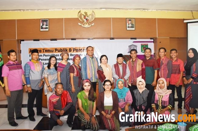 Foto Bersama Di Acara Temu Publik dan Pameran Program Pemulihan Pascagempa bagi Penenun Lombok. (Foto Doc : Humas KLU)