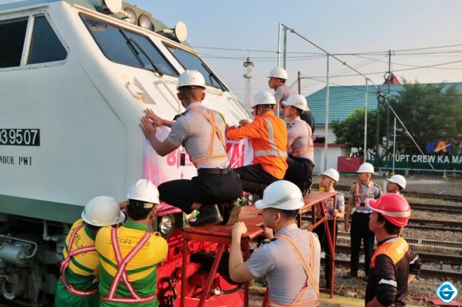 Gandeng Railfans dan PPI, Daop 7 Madiun Hias Lokomotif Dengan Tematik Kemerdekaan