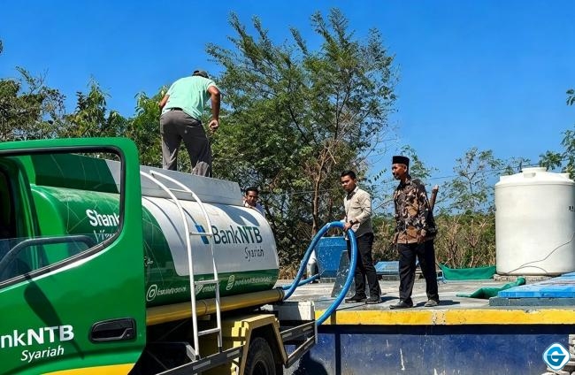 bpbd-klu-bersama-bank-ntb-konsisten-salurkan-air-bersih-untuk-masyarakat-terdampak-kekeringan