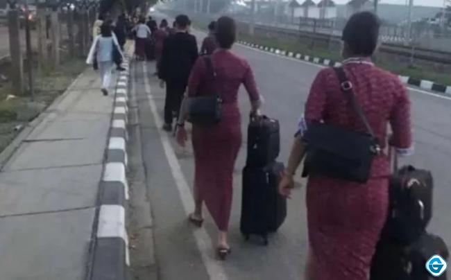 Pilot dan Pramugari Berjalan Kaki Menuju Bandara Imbas Jalanan Macet. (Doc. Okezone)