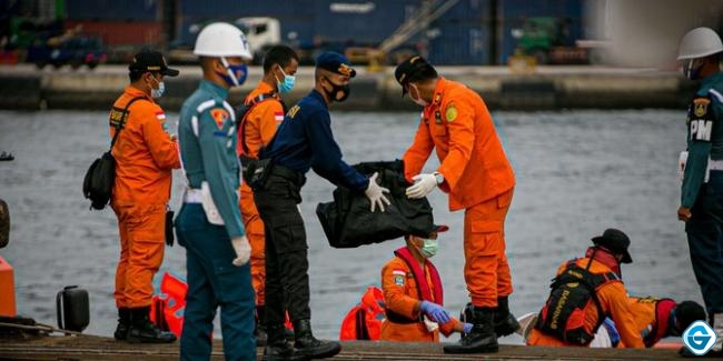Denjaka dan Kopaska Berhasil Temukan Mesin Sriwijaya Air Seberat 200 Kg