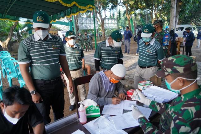 Wakapolda NTB Bersama Danrem 162/WB Kunjungi Desa Sigar Penyalin, Pastikan Vaksinasi Berjalan Lancar