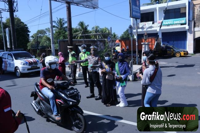 Persatuan Wartawan Lombok Tengah Membagikan Ribuan Masker Gratis Pada Masyarakat. 