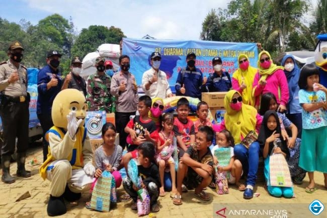 PT DLU Salurkan Bantuan Kemanusiaan untuk Korban Banjir Kalsel.(Foto:antaranews)