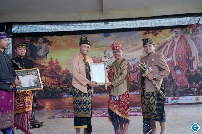 kemenkum-ntb-serahkan-dua-sertifikat-hak-cipta-seni-rupa-ke-pemkot-mataram