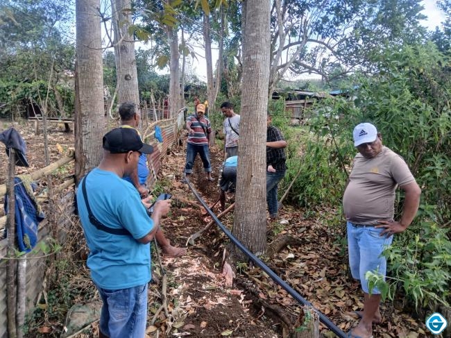 Warga bergotong-royong menyelesaikan pekerjaan penggalian dan pembenaman pipa program jaringan air bersih di Desa Tiwotoda.