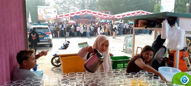 karnaval-budaya-hut-ke27-natuna-bawa-berkah-bagi-pedagang-teh-jumbo-ponti-siapkan-1000-cup