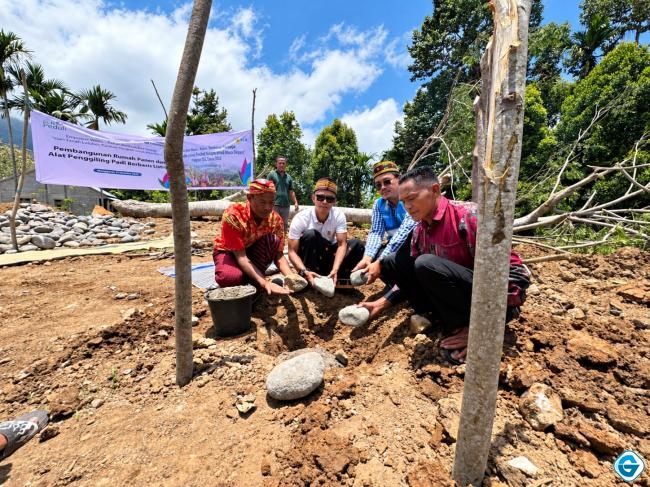 bantu-petani-wewo-pln-uip-nusra-bangun-rumah-panen-dan-penggilingan-padi-listrik