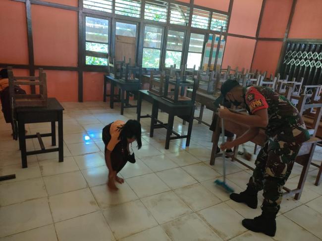 Ajarkan Peduli Lingkungan Sejak Dini, Satgas Pamtas Yonif Mekanis 643/Wns Bersama Murid SD Bersihkan Sekolah Di Perbatasan.