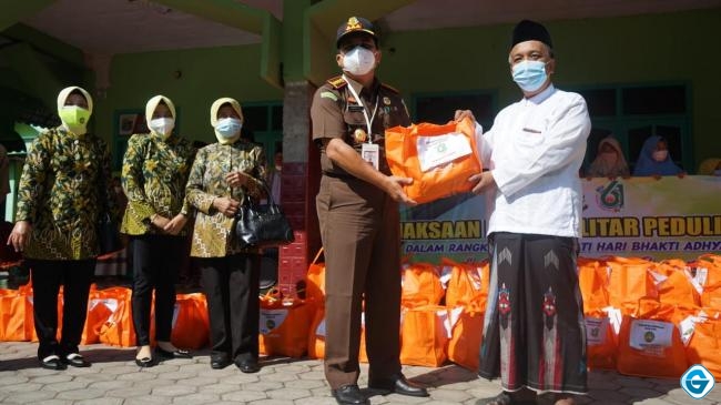 Kejaksaan Negeri Blitar Berikan 350 Paket Sembako untuk Warga Terdampak Covid