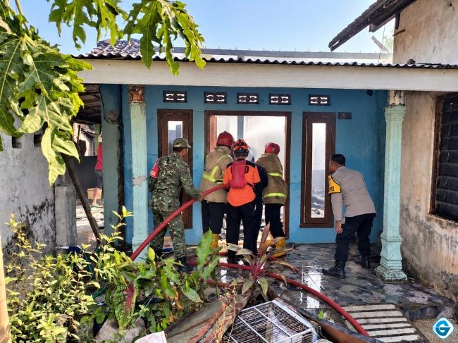 Sinergi Babinsa, Damkar, dan Warga Padamkan Kebakaran Rumah di Slambur
