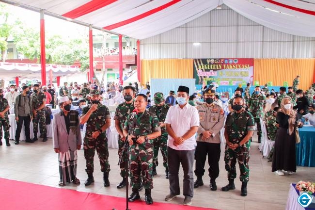 Gubernur Dampingi KSAD Tinjau Vaksinasi Serentak TNI-AD di Ponpes Al-Islahuddiny Kediri