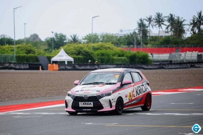 Srikandi Balap Beraksi: Alinka Hardianti Pimpin Grid Krida Agya Kartini Race