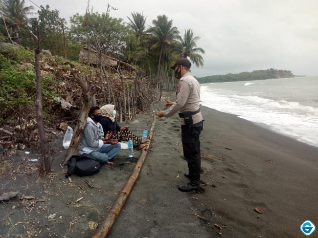 Antisipasi Bencana Gelombang Tinggi, Polisi Patroli Disepanjang Pantai di KLU