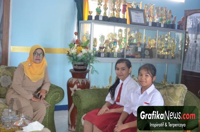 Kepala SDN 1 Labuapi Hj. Sri Fitriani dan Anggun Aulia Firmansyah & Najwa Salsabila Rasyad Siswa Kelas 6